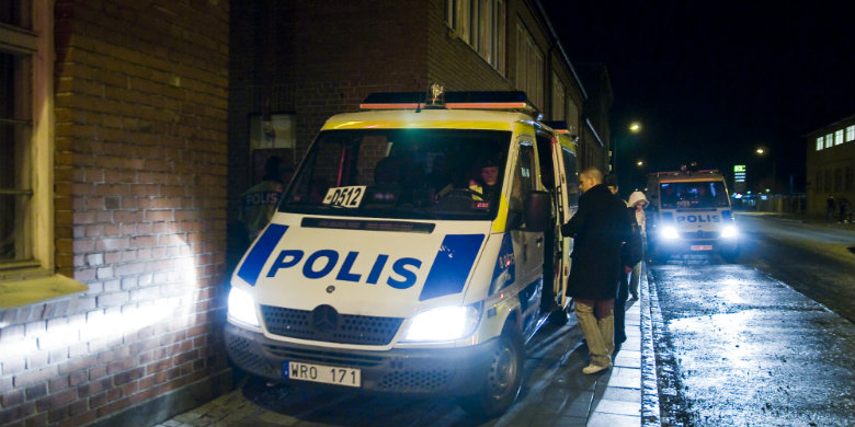 Polisen letar genom aktivitetshuset Utkanten under en razzia 2009. Bild: Anders Paulsson