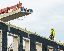 Byggnadsarbetare på taket till ett hus