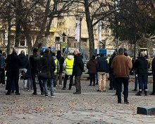 Nazistmanifestationen på Raoul Wallenbergs torg i Stockholm. De som deltar i manifestationen står med ryggarna mot kameran, man ser ett plakat skymta däremellan och i ena hörnet syns Raoul Wallenberg-monumentet